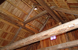 Dachstuhl mit Holzkonstruktion aus dem 19. Jahrhundert